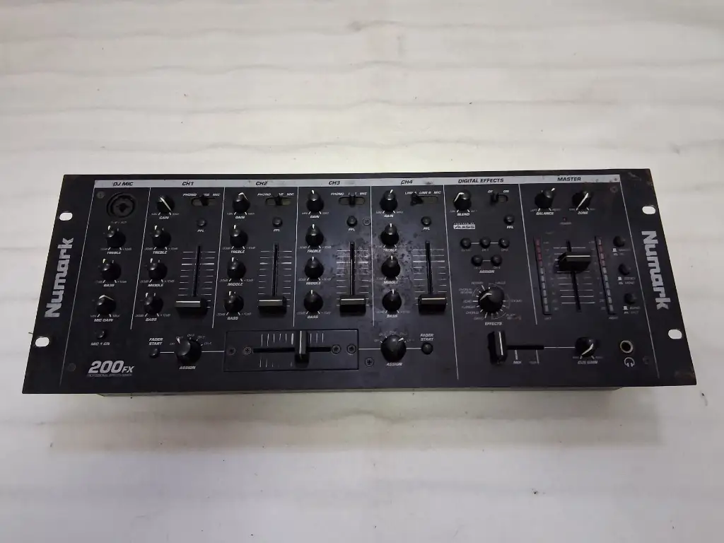 Mixer DJ Numark 200FX de 4 Canales con